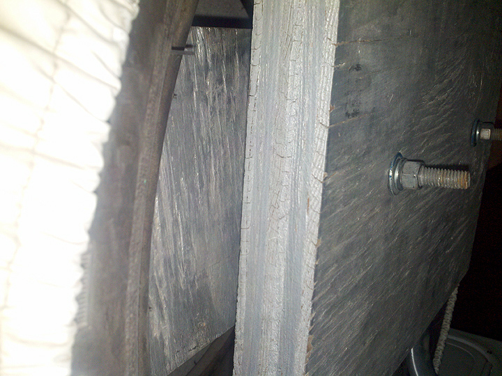 This shot is from the right side and illustrates the clamping action of the boards on the tire and ladder.